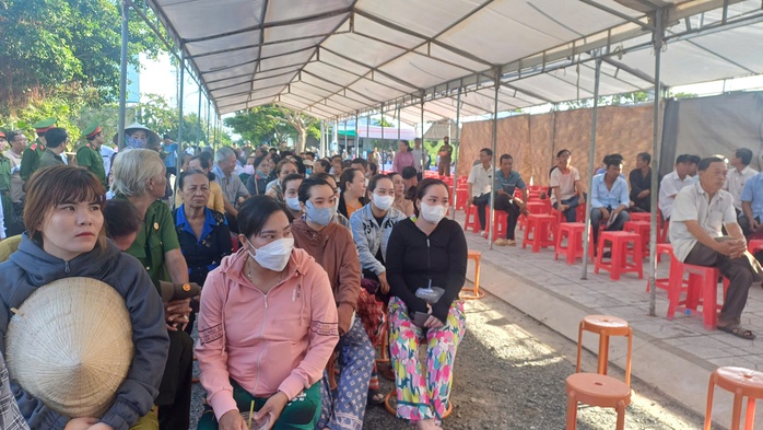 Phiên xét xử vụ án Chống người thi hành công vụ tại Cà Mau thu hút đông đảo người dân - Ảnh 2. Phiên xét xử vụ án Chống người thi hành công vụ tại Cà Mau thu hút đông đảo người dân - Ảnh 2.