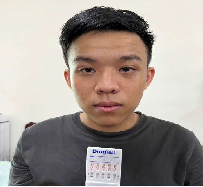 Triệt phá đường dây mua bán ma tuý lớn từ Campuchia về Đồng Nai, thu giữ súng và đạn - Ảnh 2. Triệt phá đường dây mua bán ma tuý lớn từ Campuchia về Đồng Nai, thu giữ súng và đạn - Ảnh 2.