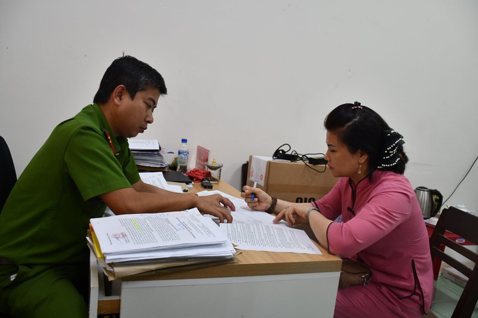 Bắt giam bảo mẫu ném bé trai 14 tháng tuổi xuống nền gạch - Ảnh 1.