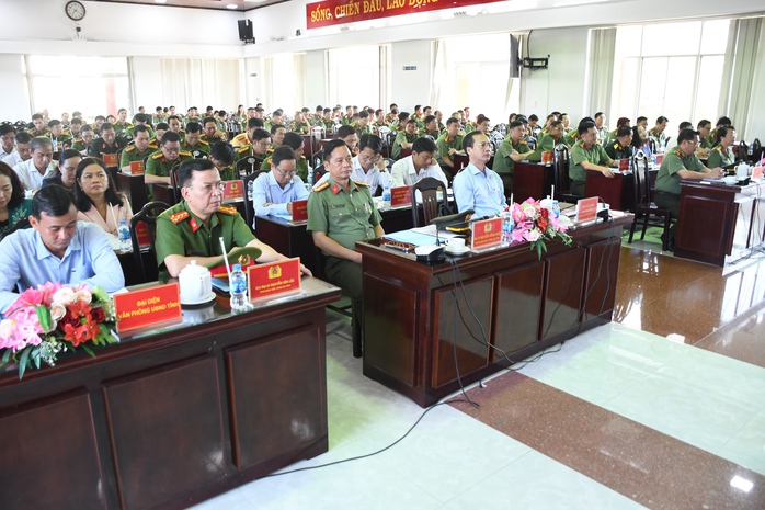 Những hình ảnh tại lễ ra quân trấn áp tội phạm ở Đồng Tháp- Ảnh 1. Những hình ảnh tại lễ ra quân trấn áp tội phạm ở Đồng Tháp- Ảnh 1.