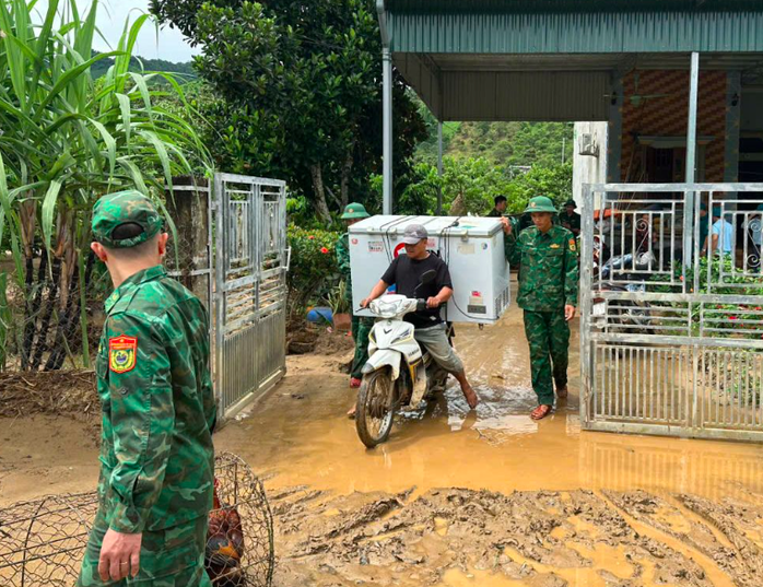 Mưa lũ ở Sơn La: Nhiều bản làng bị cô lập, nhà dân bị nước lũ cuốn trôi - Ảnh 1.