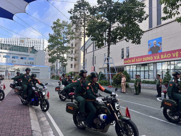 Trung tướng Mai Hoàng yêu cầu Công an TP HCM thực hiện quyết liệt 5 nhiệm vụ- Ảnh 9. Trung tướng Mai Hoàng yêu cầu Công an TP HCM thực hiện quyết liệt 5 nhiệm vụ- Ảnh 9.