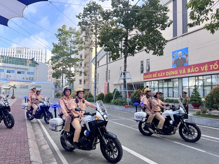 Trung tướng Mai Hoàng yêu cầu Công an TP HCM thực hiện quyết liệt 5 nhiệm vụ- Ảnh 10. Trung tướng Mai Hoàng yêu cầu Công an TP HCM thực hiện quyết liệt 5 nhiệm vụ- Ảnh 10.