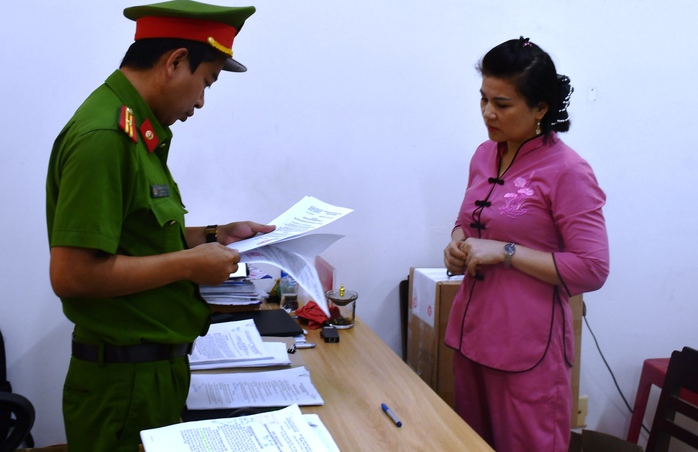 Bé trai bị bảo mẫu ném xuống nền nhà ở Quảng Ngãi đã không qua khỏi - Ảnh 1. Bé trai bị bảo mẫu ném xuống nền nhà ở Quảng Ngãi đã không qua khỏi - Ảnh 1.
