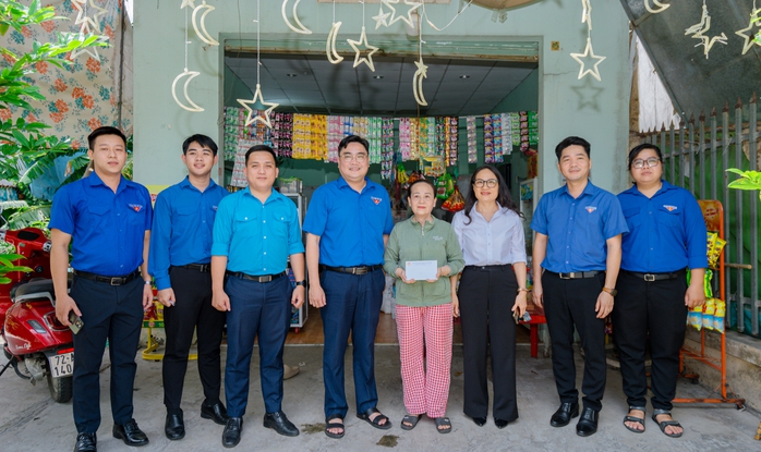 TP HCM: Thăm hỏi, hỗ trợ các hộ dân bị thiệt hại do dông lốc tại phường Phú Mỹ- Ảnh 1.