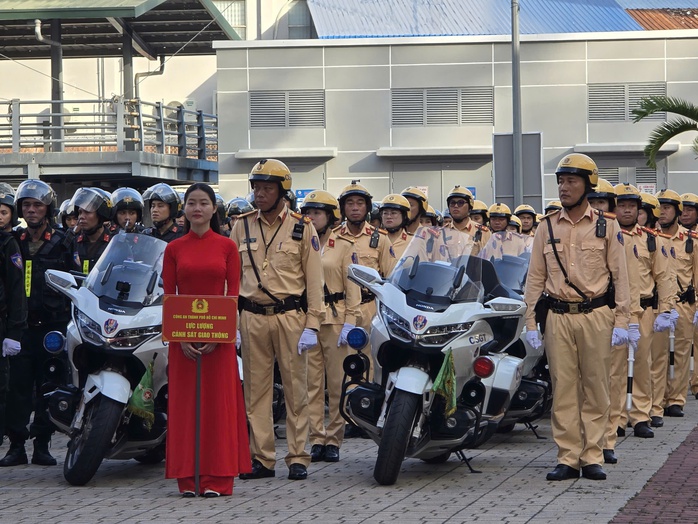 Trung tướng Mai Hoàng yêu cầu Công an TP HCM thực hiện quyết liệt 5 nhiệm vụ- Ảnh 3. Trung tướng Mai Hoàng yêu cầu Công an TP HCM thực hiện quyết liệt 5 nhiệm vụ- Ảnh 3.