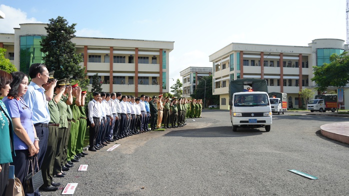 Những hình ảnh tại lễ ra quân trấn áp tội phạm ở Đồng Tháp- Ảnh 4. Những hình ảnh tại lễ ra quân trấn áp tội phạm ở Đồng Tháp- Ảnh 4.