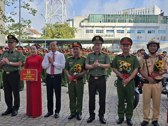 Trung tướng Mai Hoàng yêu cầu Công an TP HCM thực hiện quyết liệt 5 nhiệm vụ- Ảnh 2. Trung tướng Mai Hoàng yêu cầu Công an TP HCM thực hiện quyết liệt 5 nhiệm vụ- Ảnh 2.