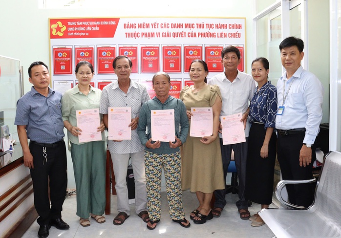 Đà Nẵng: Cán bộ phường làm việc hết sức để cấp sổ hồng cho dân - Ảnh 1. Đà Nẵng: Cán bộ phường làm việc hết sức để cấp sổ hồng cho dân - Ảnh 1.