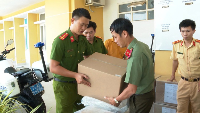 Công an cấp xã ở Huế được cấp camera cài áo, thiết bị đo nồng độ cồn- Ảnh 1. Công an cấp xã ở Huế được cấp camera cài áo, thiết bị đo nồng độ cồn- Ảnh 1.
