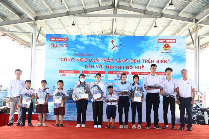 "Cùng ngư dân thắp sáng đèn trên biển" đến với ngư dân Huế - Ảnh 3.