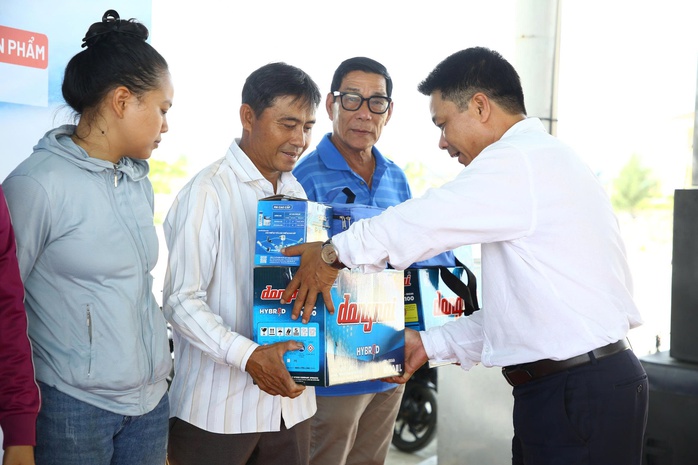 "Cùng ngư dân thắp sáng đèn trên biển" đến với ngư dân Huế - Ảnh 2.