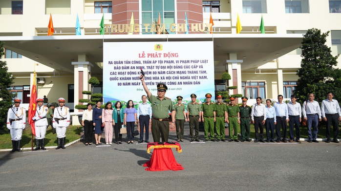 Những hình ảnh tại lễ ra quân trấn áp tội phạm ở Đồng Tháp- Ảnh 5. Những hình ảnh tại lễ ra quân trấn áp tội phạm ở Đồng Tháp- Ảnh 5.