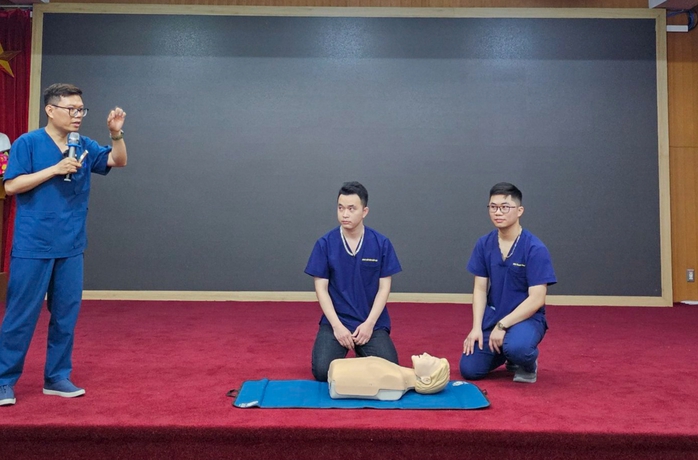 PGS - TS Nguyễn Lân Hiếu chia sẻ ý tưởng cấp cứu ngừng tim hiệu quả trong cộng đồng - Ảnh 2.