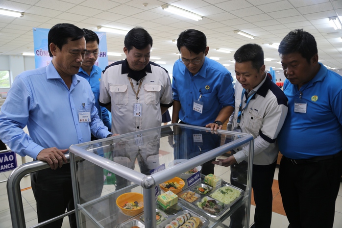 Hình ảnh ấn tượng chủ tịch công ty người Nhật cầm khay cơm đến chỗ ăn cùng công nhân- Ảnh 8. Hình ảnh ấn tượng chủ tịch công ty người Nhật cầm khay cơm đến chỗ ăn cùng công nhân- Ảnh 8.