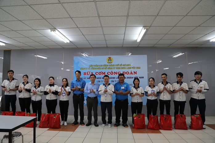 Hình ảnh ấn tượng chủ tịch công ty người Nhật cầm khay cơm đến chỗ ăn cùng công nhân- Ảnh 10. Hình ảnh ấn tượng chủ tịch công ty người Nhật cầm khay cơm đến chỗ ăn cùng công nhân- Ảnh 10.