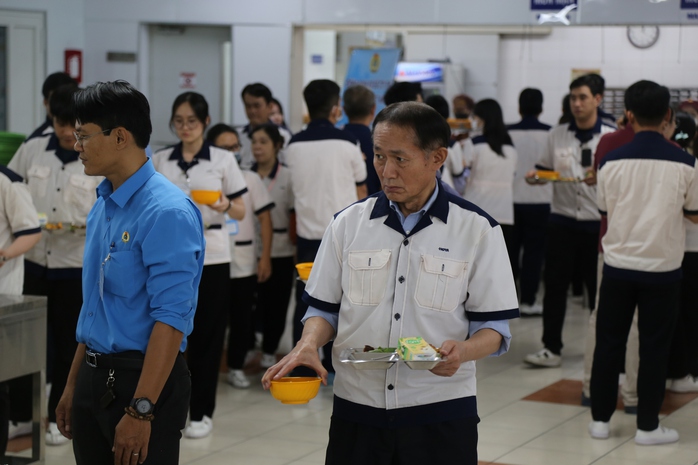 Hình ảnh ấn tượng chủ tịch công ty người Nhật cầm khay cơm đến chỗ ăn cùng công nhân- Ảnh 1. Hình ảnh ấn tượng chủ tịch công ty người Nhật cầm khay cơm đến chỗ ăn cùng công nhân- Ảnh 1.
