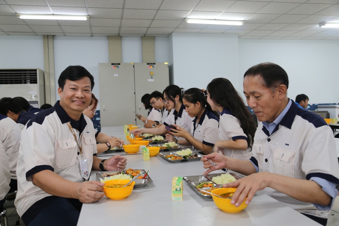Hình ảnh ấn tượng chủ tịch công ty người Nhật cầm khay cơm đến chỗ ăn cùng công nhân- Ảnh 2. Hình ảnh ấn tượng chủ tịch công ty người Nhật cầm khay cơm đến chỗ ăn cùng công nhân- Ảnh 2.
