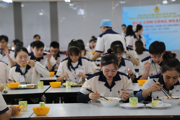 Hình ảnh ấn tượng chủ tịch công ty người Nhật cầm khay cơm đến chỗ ăn cùng công nhân- Ảnh 6. Hình ảnh ấn tượng chủ tịch công ty người Nhật cầm khay cơm đến chỗ ăn cùng công nhân- Ảnh 6.
