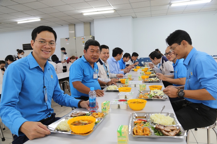 Hình ảnh ấn tượng chủ tịch công ty người Nhật cầm khay cơm đến chỗ ăn cùng công nhân- Ảnh 9. Hình ảnh ấn tượng chủ tịch công ty người Nhật cầm khay cơm đến chỗ ăn cùng công nhân- Ảnh 9.