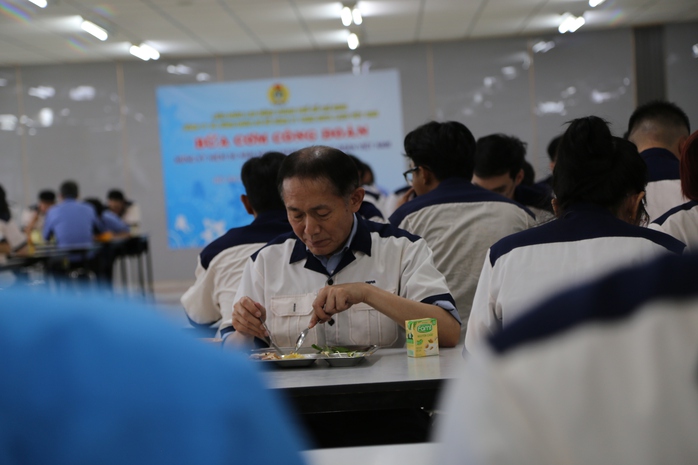 Hình ảnh ấn tượng chủ tịch công ty người Nhật cầm khay cơm đến chỗ ăn cùng công nhân- Ảnh 4. Hình ảnh ấn tượng chủ tịch công ty người Nhật cầm khay cơm đến chỗ ăn cùng công nhân- Ảnh 4.