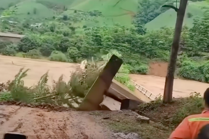 VIDEO: Nước lũ cuồn cuộn cuốn trôi cầu bê tông- Ảnh 1. VIDEO: Nước lũ cuồn cuộn cuốn trôi cầu bê tông- Ảnh 1.