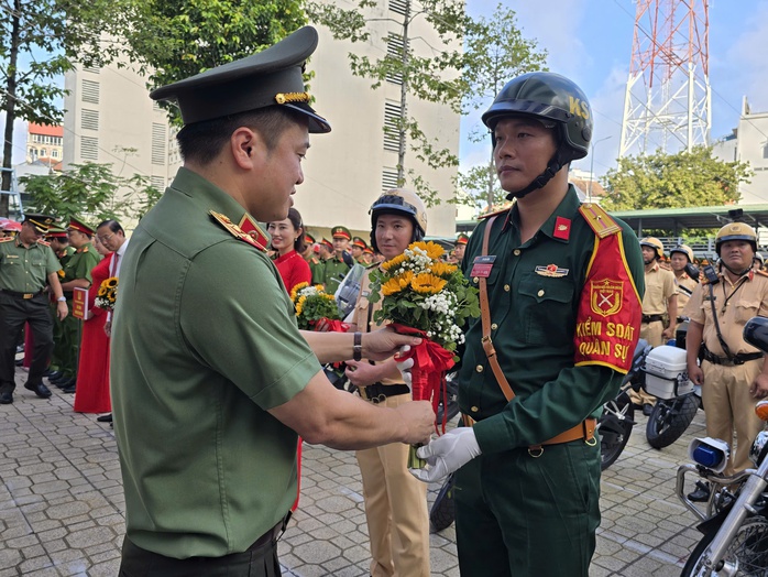 Trung tướng Mai Hoàng yêu cầu Công an TP HCM thực hiện quyết liệt 5 nhiệm vụ- Ảnh 1. Trung tướng Mai Hoàng yêu cầu Công an TP HCM thực hiện quyết liệt 5 nhiệm vụ- Ảnh 1.