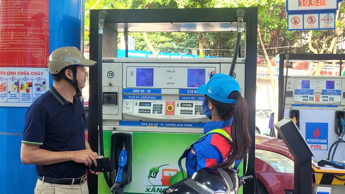 Xăng E10 xuất hiện, nhiều người mua ngay trong giờ đầu mở bán- Ảnh 1. Xăng E10 xuất hiện, nhiều người mua ngay trong giờ đầu mở bán- Ảnh 1.