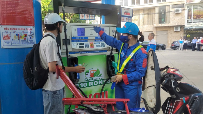 Xăng E10 xuất hiện, nhiều người mua ngay trong giờ đầu mở bán- Ảnh 3. Xăng E10 xuất hiện, nhiều người mua ngay trong giờ đầu mở bán- Ảnh 3.