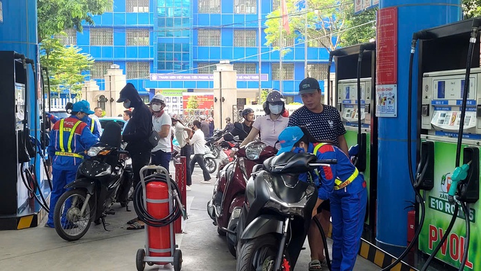 Xăng E10 xuất hiện, nhiều người mua ngay trong giờ đầu mở bán- Ảnh 2. Xăng E10 xuất hiện, nhiều người mua ngay trong giờ đầu mở bán- Ảnh 2.