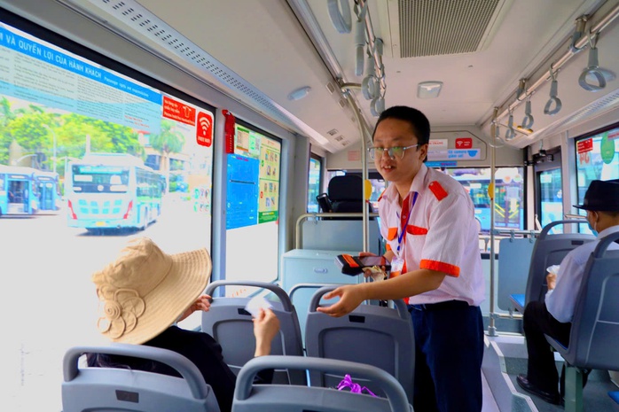 Sáng 1-8: Xe buýt điện lăn bánh, người dân trầm trồ- Ảnh 6.