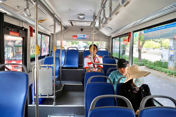 Sáng 1-8: Xe buýt điện lăn bánh, người dân trầm trồ- Ảnh 1.
