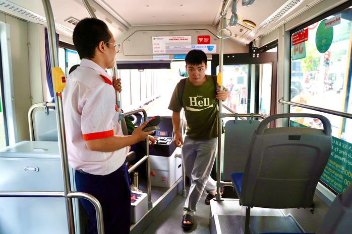 Sáng 1-8: Xe buýt điện lăn bánh, người dân trầm trồ- Ảnh 7.