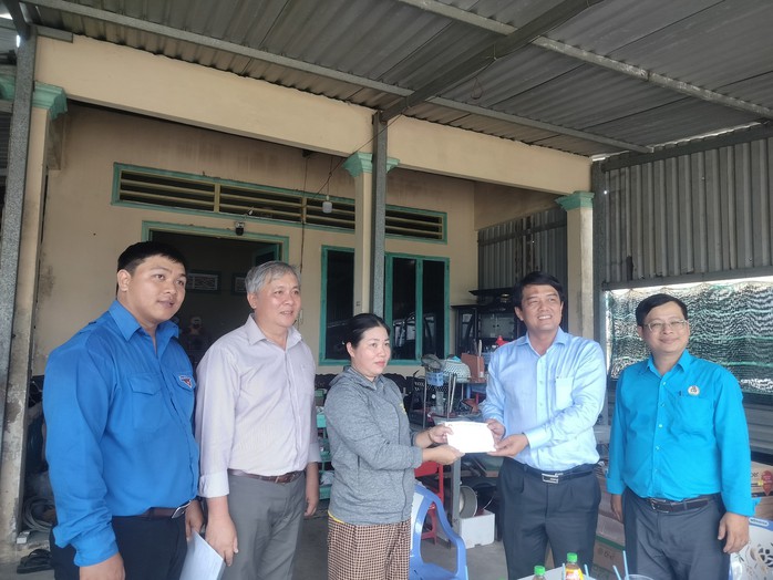 Hỗ trợ các gia đình bị ảnh hưởng bởi bão số 3 - Ảnh 1.