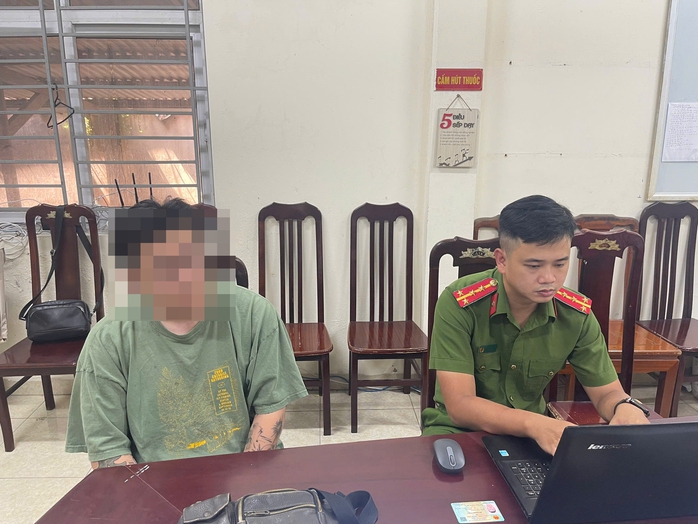 Công an triệu tập, làm việc với người đàn ông hành hung phụ nữ ở sảnh thang máy chung cư- Ảnh 1.