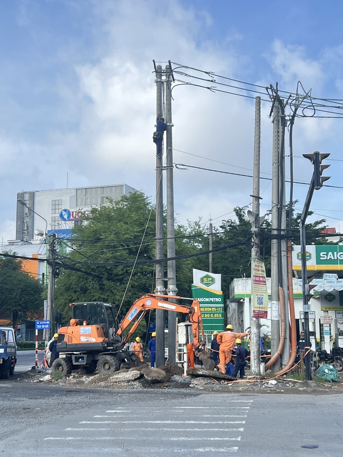 Vụ "Nâng cấp đoạn đường ngắn gần 50 tỉ đồng" ở Cần Thơ: Ngành điện đã hoàn thành thi công - Ảnh 1.