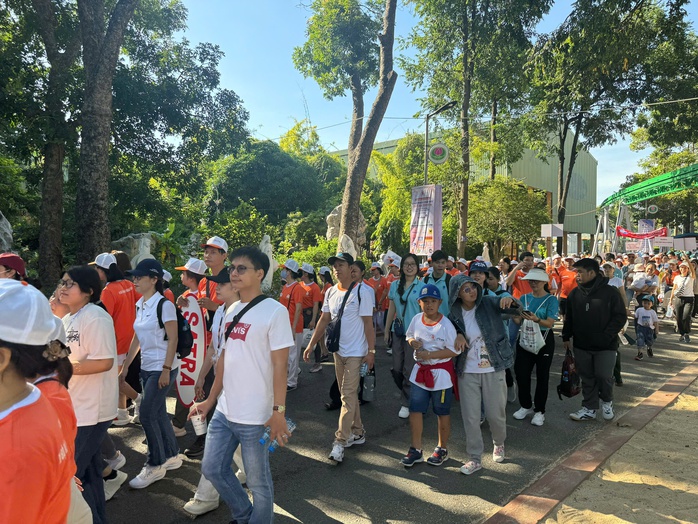 5.000 người tham gia chương trình đi bộ "Vì nạn nhân chất độc da cam"- Ảnh 5. 5.000 người tham gia chương trình đi bộ "Vì nạn nhân chất độc da cam"- Ảnh 5.