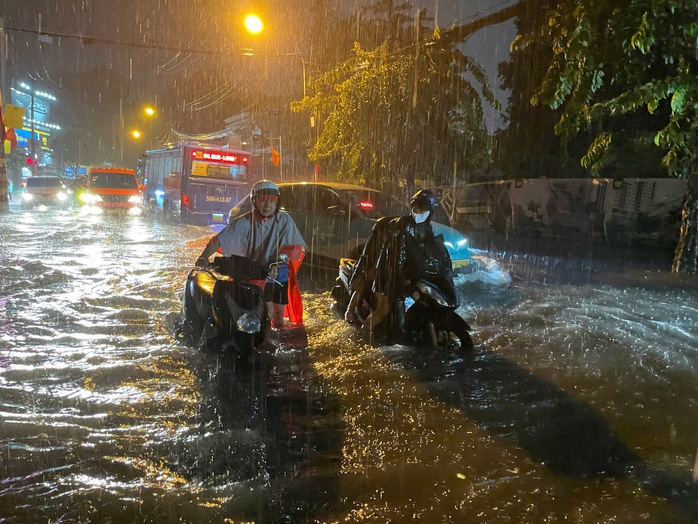 Cận cảnh ngập ở một số tuyến đường tại TP HCM , Người dân tất bật dọn dẹp sau cơn mưa lớn - Ảnh 8. Cận cảnh ngập ở một số tuyến đường tại TP HCM , Người dân tất bật dọn dẹp sau cơn mưa lớn - Ảnh 8.