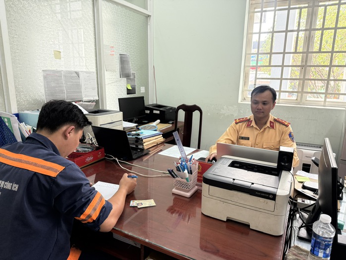 CSGT TP HCM xử phạt tài xế xe rác vi phạm Luật giao thông - Ảnh 1.