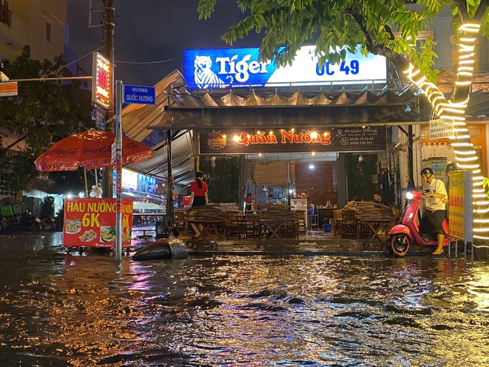 Cận cảnh ngập ở một số tuyến đường tại TP HCM , Người dân tất bật dọn dẹp sau cơn mưa lớn - Ảnh 7. Cận cảnh ngập ở một số tuyến đường tại TP HCM , Người dân tất bật dọn dẹp sau cơn mưa lớn - Ảnh 7.