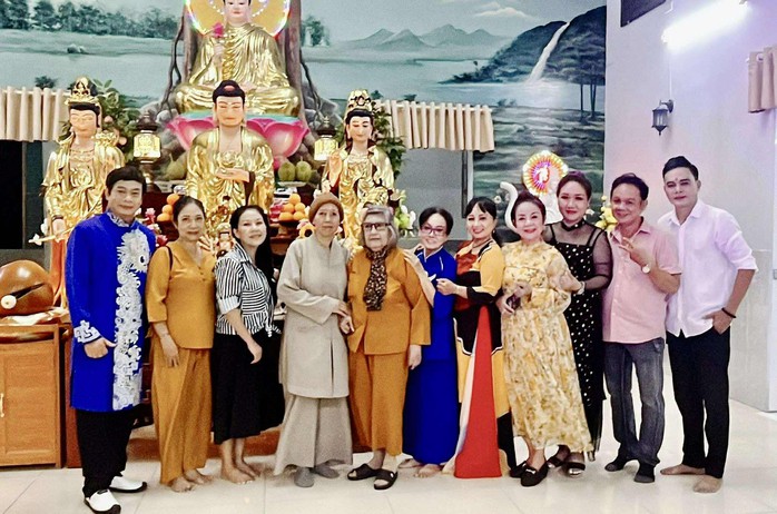 NSƯT Diệu Hiền xúc động tái ngộ CLB Hoa Lan Trắng trong đêm văn nghệ thiện nguyện - Ảnh 3.