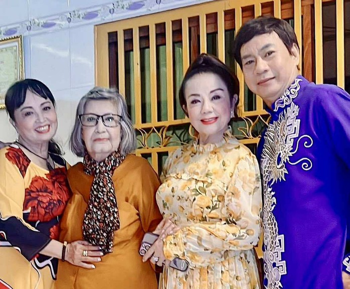 NSƯT Diệu Hiền xúc động tái ngộ CLB Hoa Lan Trắng trong đêm văn nghệ thiện nguyện