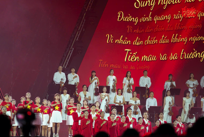 Hàng chục nghìn khán giả hòa giọng tại concert quốc gia "Tổ quốc trong tim" - Ảnh 4.