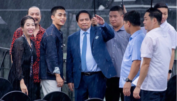 Thủ tướng đội mưa động viên ê kíp thực hiện "V Fest - Thanh xuân rực rỡ" - Ảnh 3.