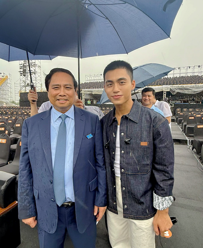 Thủ tướng đội mưa động viên ê kíp thực hiện "V Fest - Thanh xuân rực rỡ" - Ảnh 4.