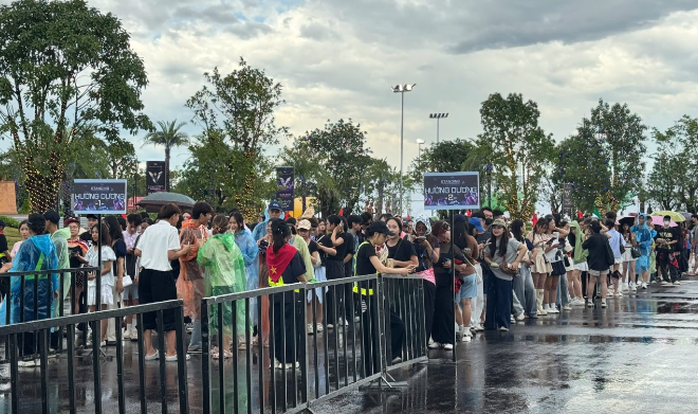 Thủ tướng đội mưa động viên ê kíp thực hiện "V Fest - Thanh xuân rực rỡ" - Ảnh 5.