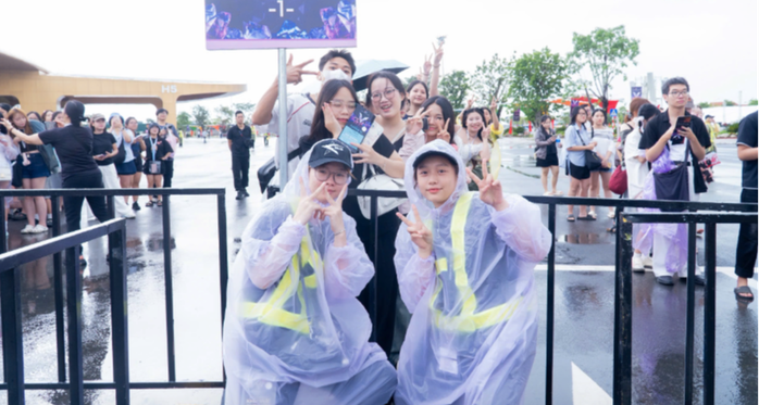 Thủ tướng đội mưa động viên ê kíp thực hiện "V Fest - Thanh xuân rực rỡ" - Ảnh 6.
