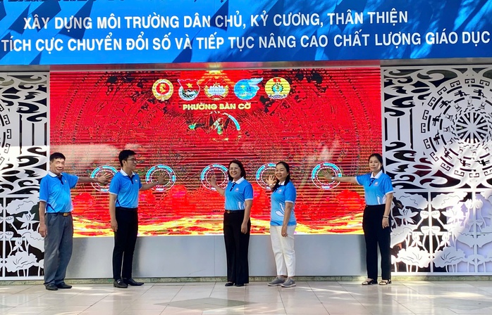 Báo Người Lao Động tặng Cờ Tổ quốc cho phường Bàn Cờ chào mừng Đại hội MTTQ - Ảnh 1. Báo Người Lao Động tặng Cờ Tổ quốc cho phường Bàn Cờ chào mừng Đại hội MTTQ - Ảnh 1.