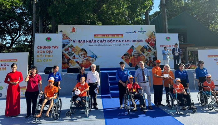 5.000 người tham gia chương trình đi bộ "Vì nạn nhân chất độc da cam"- Ảnh 2. 5.000 người tham gia chương trình đi bộ "Vì nạn nhân chất độc da cam"- Ảnh 2.
