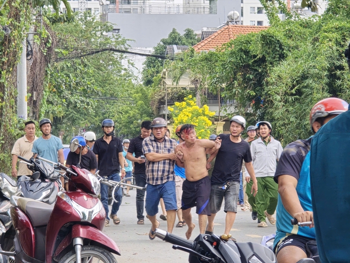 Cảnh sát khống chế người đàn ông cầm dao ở phường Hiệp Bình , TP HCM - Ảnh 1. Cảnh sát khống chế người đàn ông cầm dao ở phường Hiệp Bình , TP HCM - Ảnh 1.